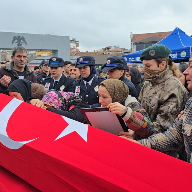 Kazara kendini vuran polis memuru için emniyette tören