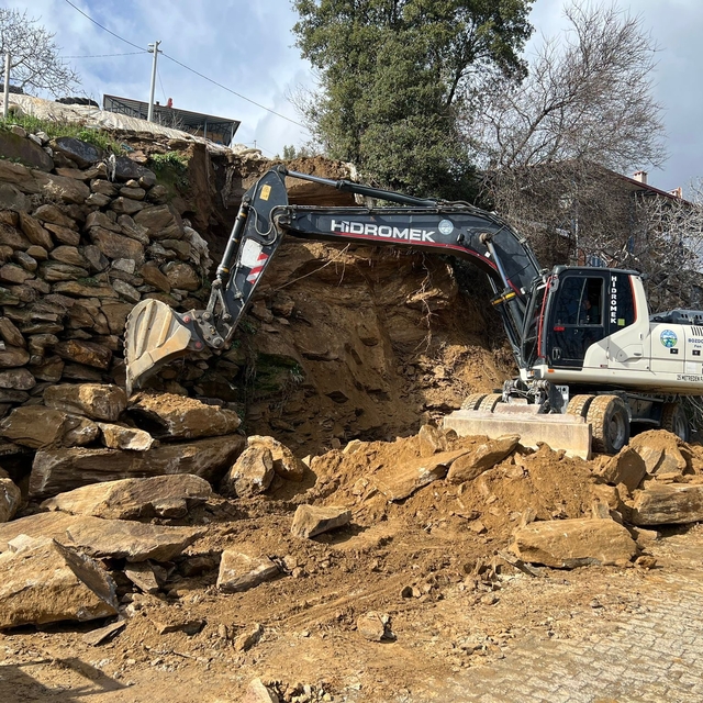 Bozdoğan'da yağmur nedeniyle göçen duvara belediyeden müdahale