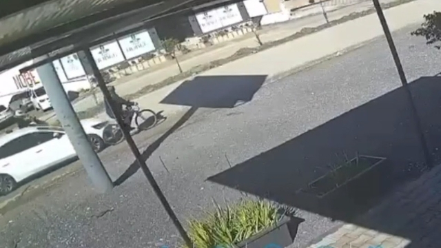 Otomobilin çarptığı bisikletlinin öldüğü kaza kamerada