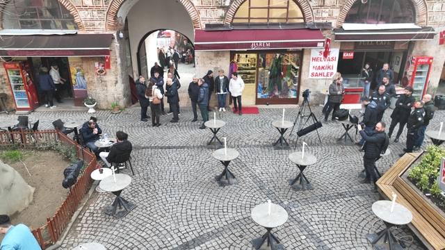 Bursa'da tarihi hanlarda yeni dönem: Avlular boşaltılıyor
Bursa'daki tarihi hanlara ortak kurul kararıyla yeni düzenleme getirildi
Kozahan'da masa ve sandalyeler ortak kurul kararıyla kaldırılıyor