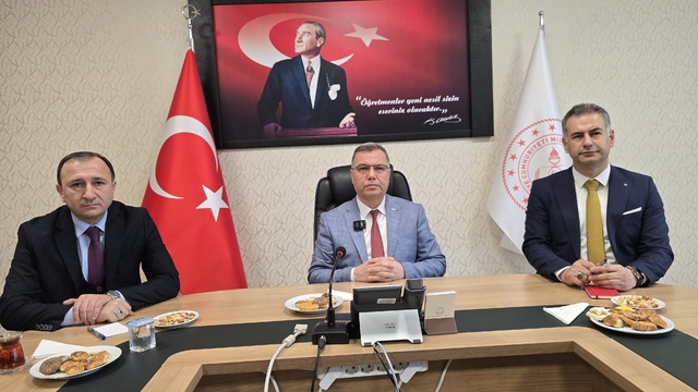 Yozgat Milli Eğitim Müdürü Altınkaynak: "Öğrencileri yarış ortamına sürükleyici davranışlardan kaçınılmalı"
MEBİ ve OGM platformları binlerce soruluk deposuyla öğrencileri sınava hazırlıyor