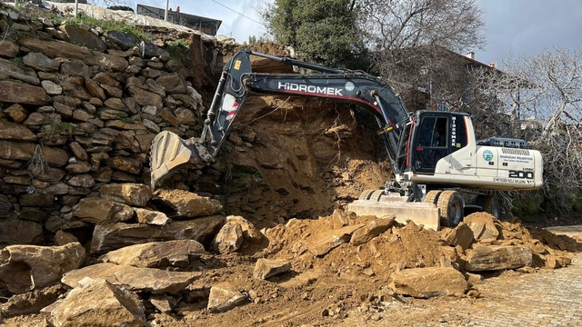 Bozdoğan'da yağmur nedeniyle göçen duvara belediyeden müdahale