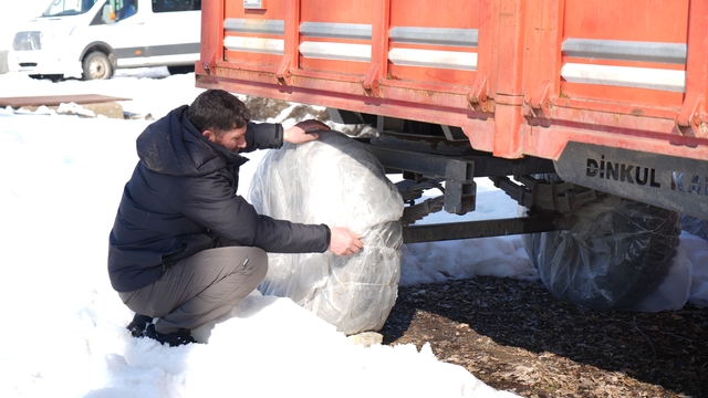 Muş'ta çiftçiler tarım araçlarını kış şartlarına karşı koruyor