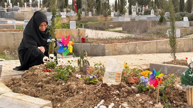 Doğum günü kutlamaya gitti cenazesi geldi, acılı anne mezarı başında ağıt yaktı