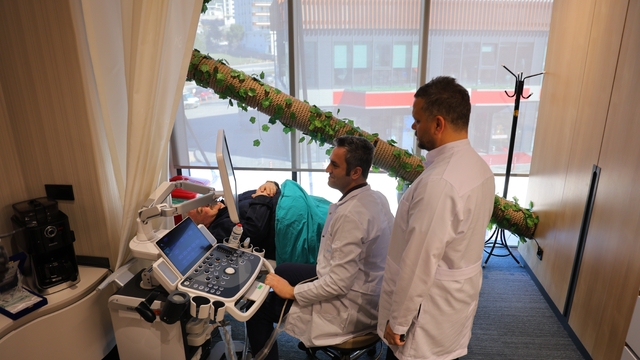 Tekerlekli sandalyeyle getirilen hasta tedavi sonrası yürüyerek çıktı