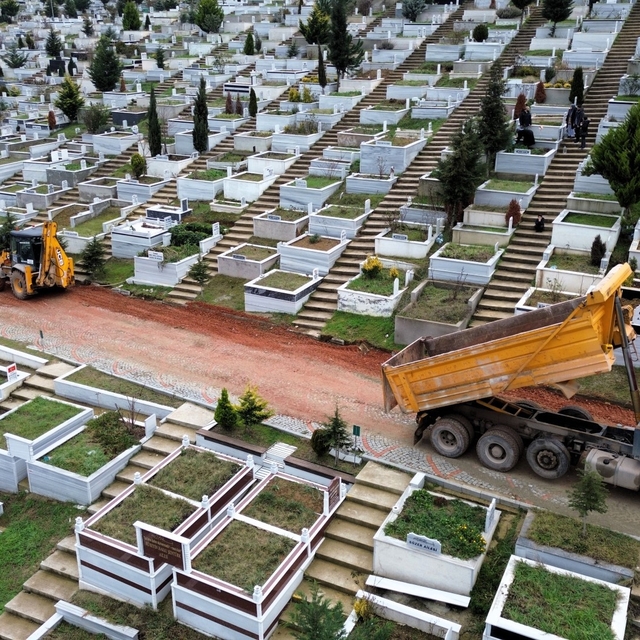 Kocaeli Kent Mezarlığı'nda su hattı yenileme çalışması