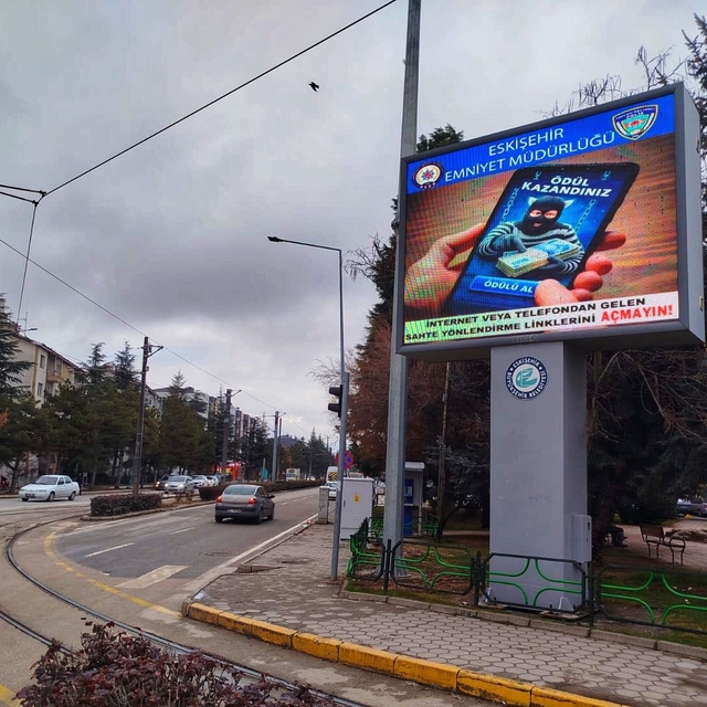 LED ekranlara hırsızlık ve dolandırıcılık uyarıları yansıtıldı