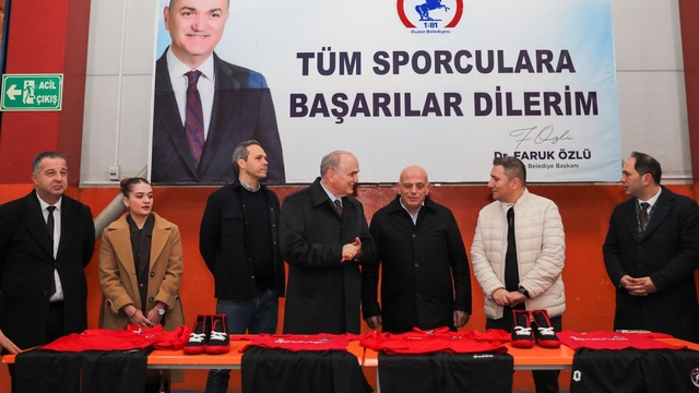 Düzce'de güreşçilere spor malzemeleri dağıtıldı
Başkan Özlü: "Sponsorluk faaliyetlerinin örnek olmasını temenni ediyorum"