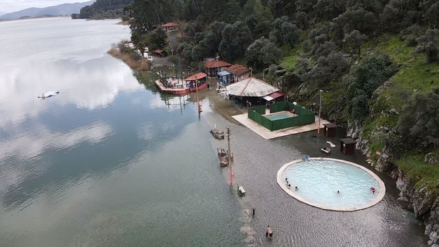 Aşırı yağışlar Köyceğiz Gölü'nü taşırdı