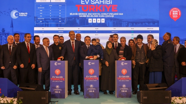 "Yüzyılın Konut Projesi" kapsamında inşa edilecek bin 419 adet sosyal konutun kura çekimi gerçekleştirildi Bilecik Valisi Faik Oktay Sözer; "2027 yılı Mart ayından itibaren konutlarımız peyderpey teslim edilmeye başlanacaktır" "Bilecik'te 11 bin 632 başvuru bulunmaktadır"