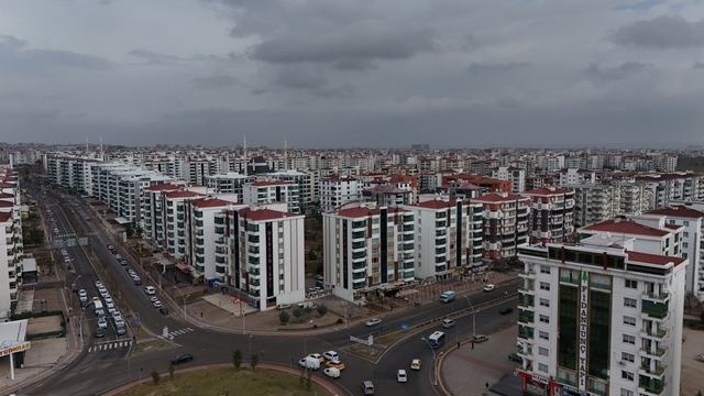 Türkiye'nin en kalabalık mahallesi 160 bin nüfusuyla 6 ili geride bıraktı
Türkiye'nin en yoğun mahallesi unvanını kimseye bırakmadı
Küçük konteynerde 160 bin nüfusun işlerini hallediyor