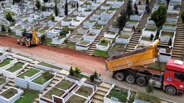 Kocaeli Kent Mezarlığı'nda su hattı yenileme çalışması