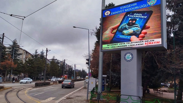 LED ekranlara hırsızlık ve dolandırıcılık uyarıları yansıtıldı