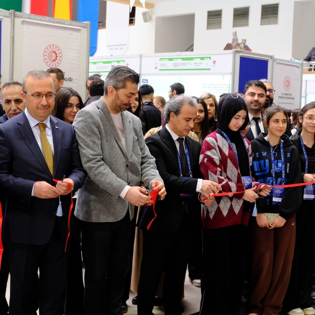 Lise öğrencilerinin projeleri Anadolu Üniversitesi ev sahipliğinde sergilen...