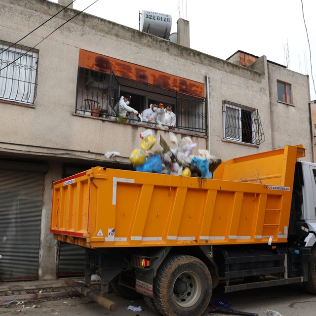 Çöp evden 115 bin lira ve ruhsatsız silah çıktı