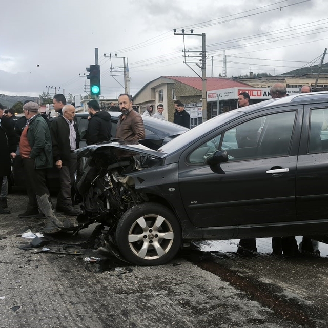 Denizli'de üç aracın karıştığı kazada 1 kişi ağır yaralandı
