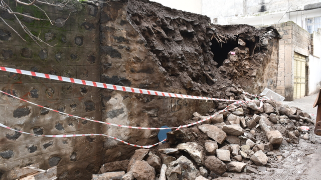 Şanlıurfa'da duvarı çöken metruk ev belediye ekiplerince yıkıldı