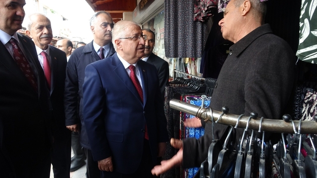 Bakan Güler, Kilis'te esnaf ve vatandaşlarla bir araya geldi
Bakan Güler'den askeri sınavı yedekten kazanan genç kıza yakın ilgi