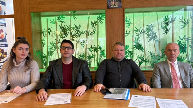 Bulgaristan'ın oy sınırı kararı Edirne'de protesto edildi
Edirne'de Bulgaristan'ın çifte vatandaşlara sandık sınırına tepki gösterildi