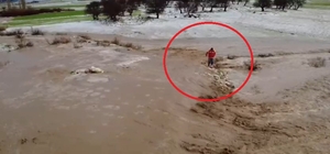 Diyarbakır'da araziler su altında kaldı; mahsur kalan kişi traktörle kurtar...
