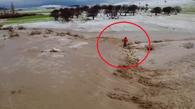 Diyarbakır'da araziler su altında kaldı; mahsur kalan kişi traktörle kurtarıldı