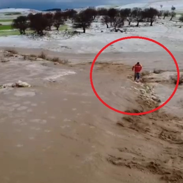 Diyarbakır'da araziler su altında kaldı; mahsur kalan kişi traktörle kurtar...