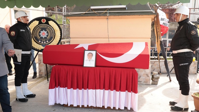 Emekliliğine 4 gün kala kazada ölen polis için tören (2)