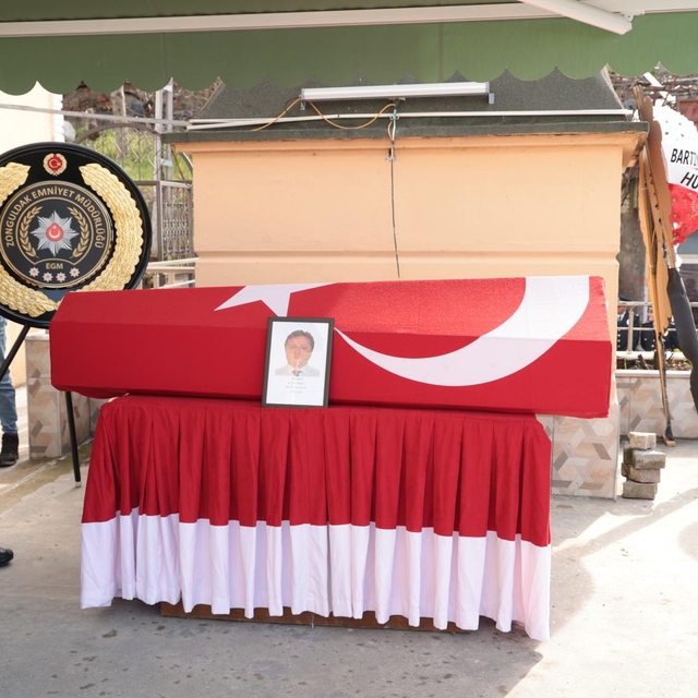 Emekliliğine 4 gün kala kazada ölen polis için tören (2)