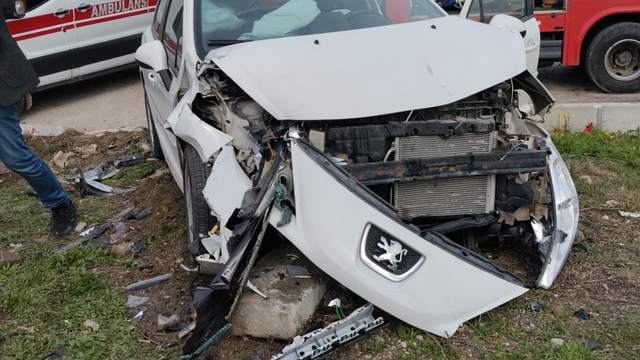 Adana'da iki otomobilin çarpıştığı kazada 3 kişi yaralandı