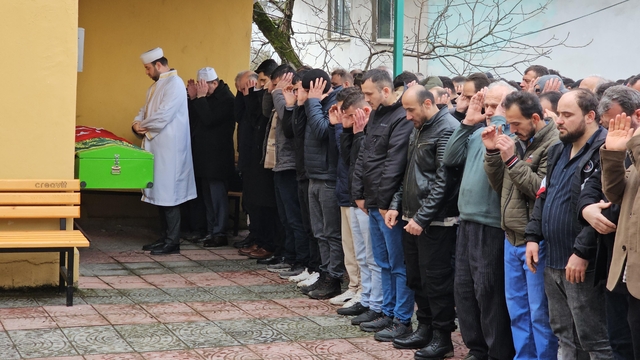 Su basan kaçak ocakta ölen madenci, toprağa verildi