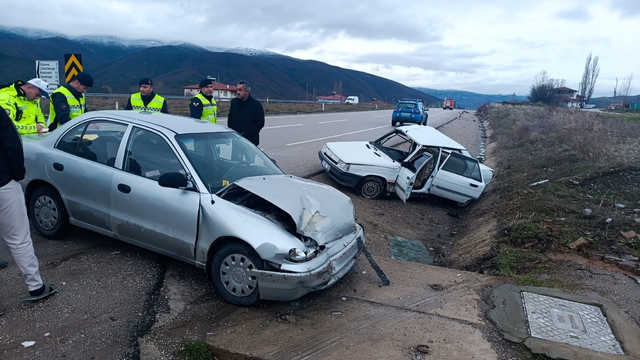 Tokat'ta iki otomobilin çarpıştığı kazada 3 kişi yaralandı