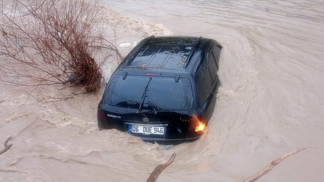 Dereye sürüklenen araç ertesi gün ortaya çıktı
Kendi imkanlarıyla aradı, gördüğü manzara şoke etti