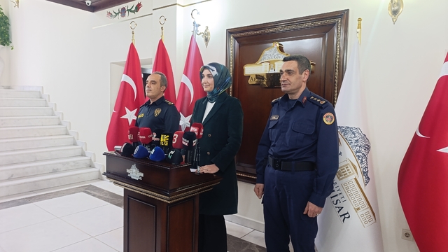 Vali Yiğitbaşı: "DEAŞ'a yönelik operasyonda 7 kişi gözaltına alındı
Yakalananlar arasında kırmızı bültenle aranan aranan isimler de var