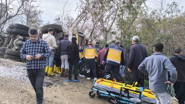 Adana'da devrilen kamyonun sürücüsü yaralandı