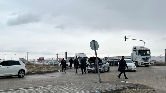 Aksaray'da otomobiller çarpıştı 2 kişi yaralandı