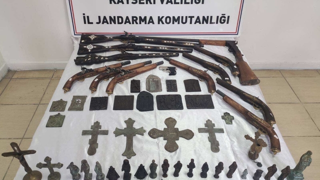 Tarihi eser kaçakçısı jandarmadan kaçamadı