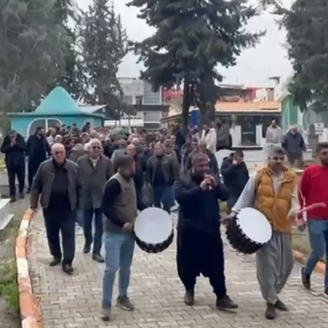 Kazada ölen motosiklet sürücüsünün cenazesinde, gelenek gereği davul-zurna...