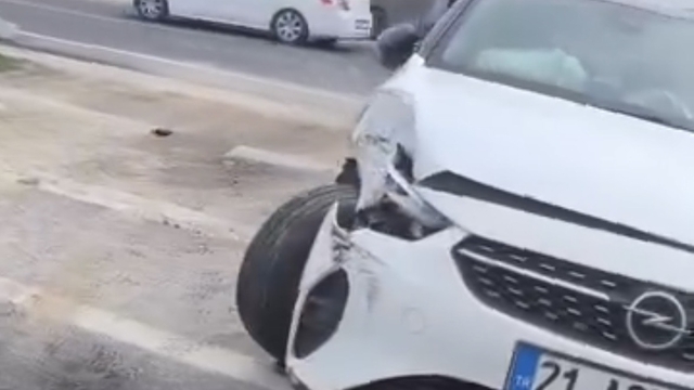 Mardin'de minibüs ile otomobil çarpıştı: 2 yaralı