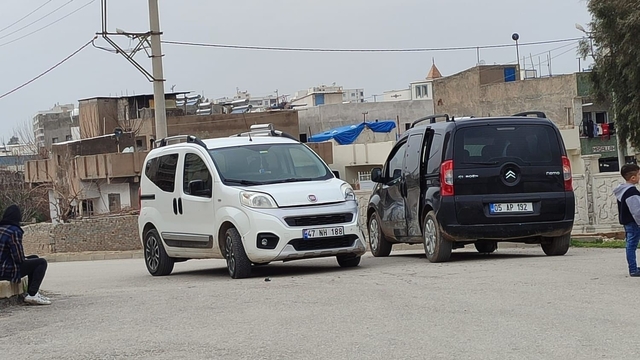 Mardin'de iki hafif ticari araç çarpıştı