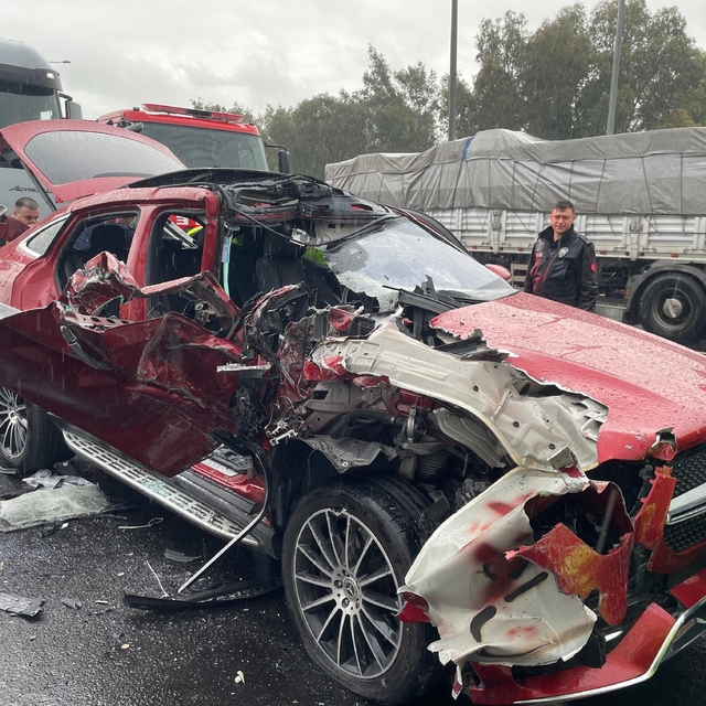 Tıra arkadan çarpan lüks otomobil hurdaya döndü: 2 yaralı