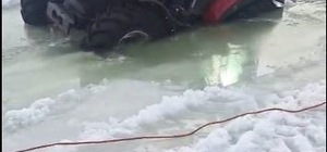 Çıldır Gölü yüzeyindeki buz kırıldı, traktör sulara gömüldü