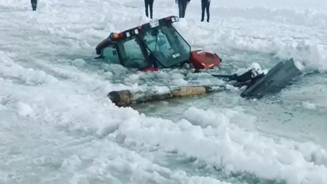 Çıldır Gölü'ne traktör düştü