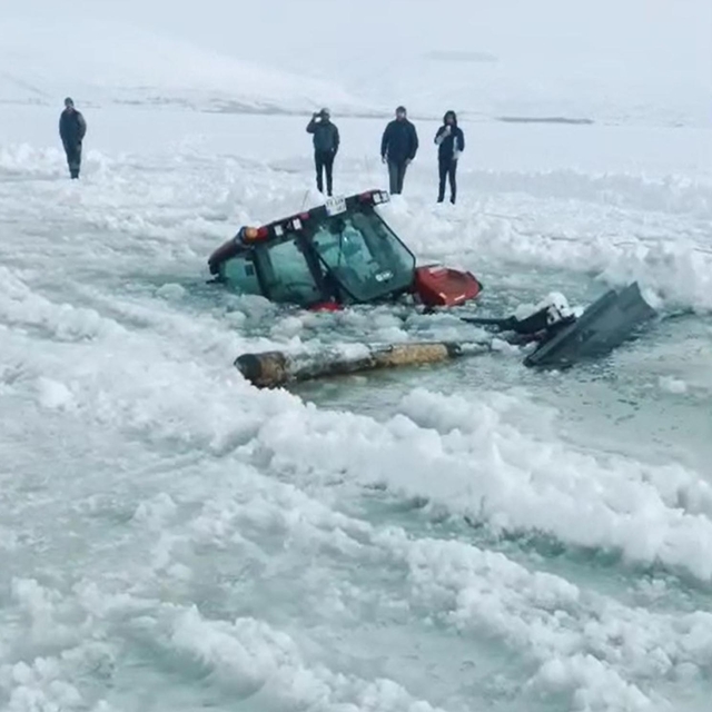 Çıldır Gölü'ne traktör düştü