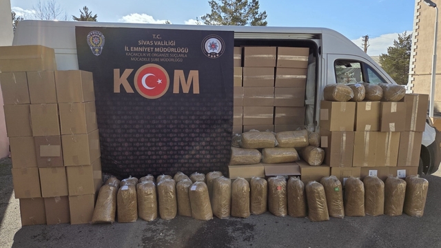 Sivas'ta 840 bin kaçak makaron ile tütün mamulleri ele geçirildi