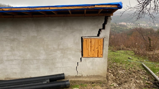 Sinop'ta heyelan sonucu bir ahır hasar gördü, yolda çökme oluştu