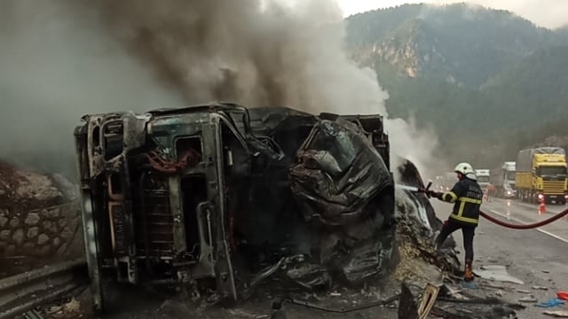 Adana'da 2 tırın çarpıştığı kazada 1 kişi yaralandı