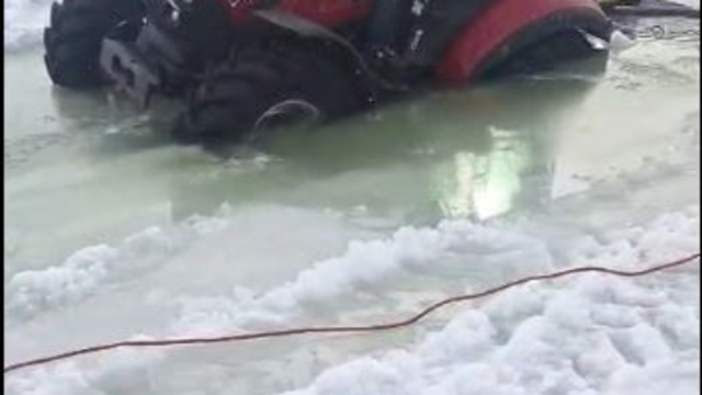 Çıldır Gölü yüzeyindeki buz kırıldı, traktör sulara gömüldü