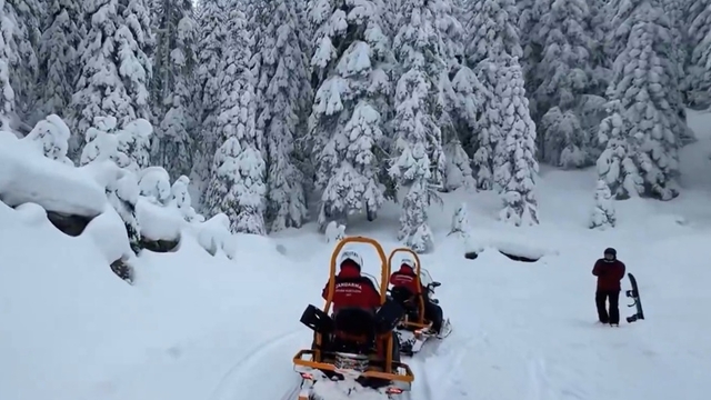 JAK timinden karla kaplı ormanda zorlu tatbikat