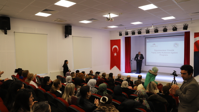 Gölbaşı'nda öğretmenlere yönelik Yapay Zeka Kullanım Eğitimi Programı düzenlendi