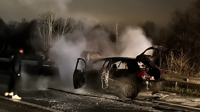 Sakarya'da yangın çıkan otomobil kullanılamaz hale geldi